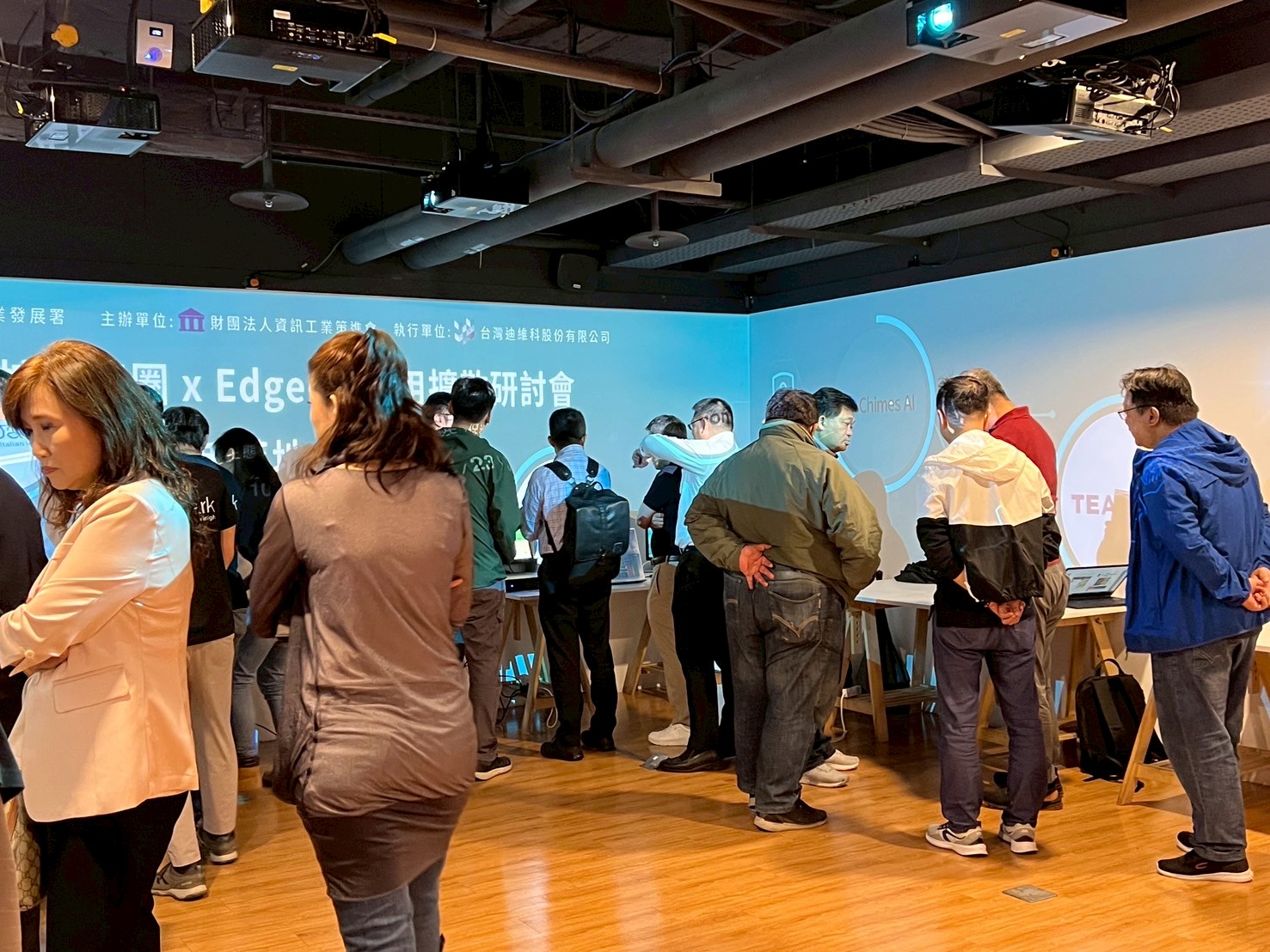 《智慧安控生態圈 x Edge AI 應用擴散研討會》於2025年10月23日（四）順利舉行。本次研討會由台灣迪維科與資策會共同主辦，旨在推動國產智慧安控技術的落地與產業升級。以「開放式 SDK 驅動 Edge AI 創新應用落地」為主題，活動吸引近 20 家安控產業及合作夥伴共襄盛舉，